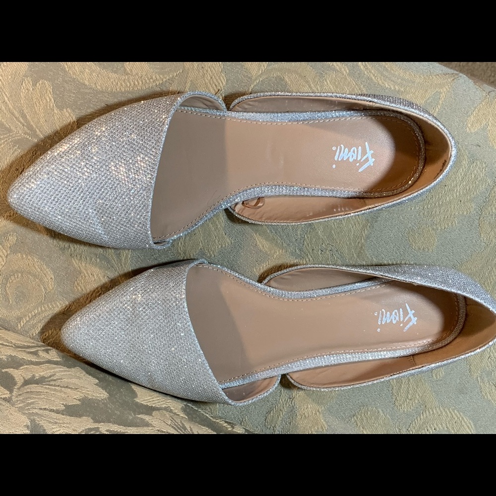 Fioni Silver 9.5 W side cut out flats very classy